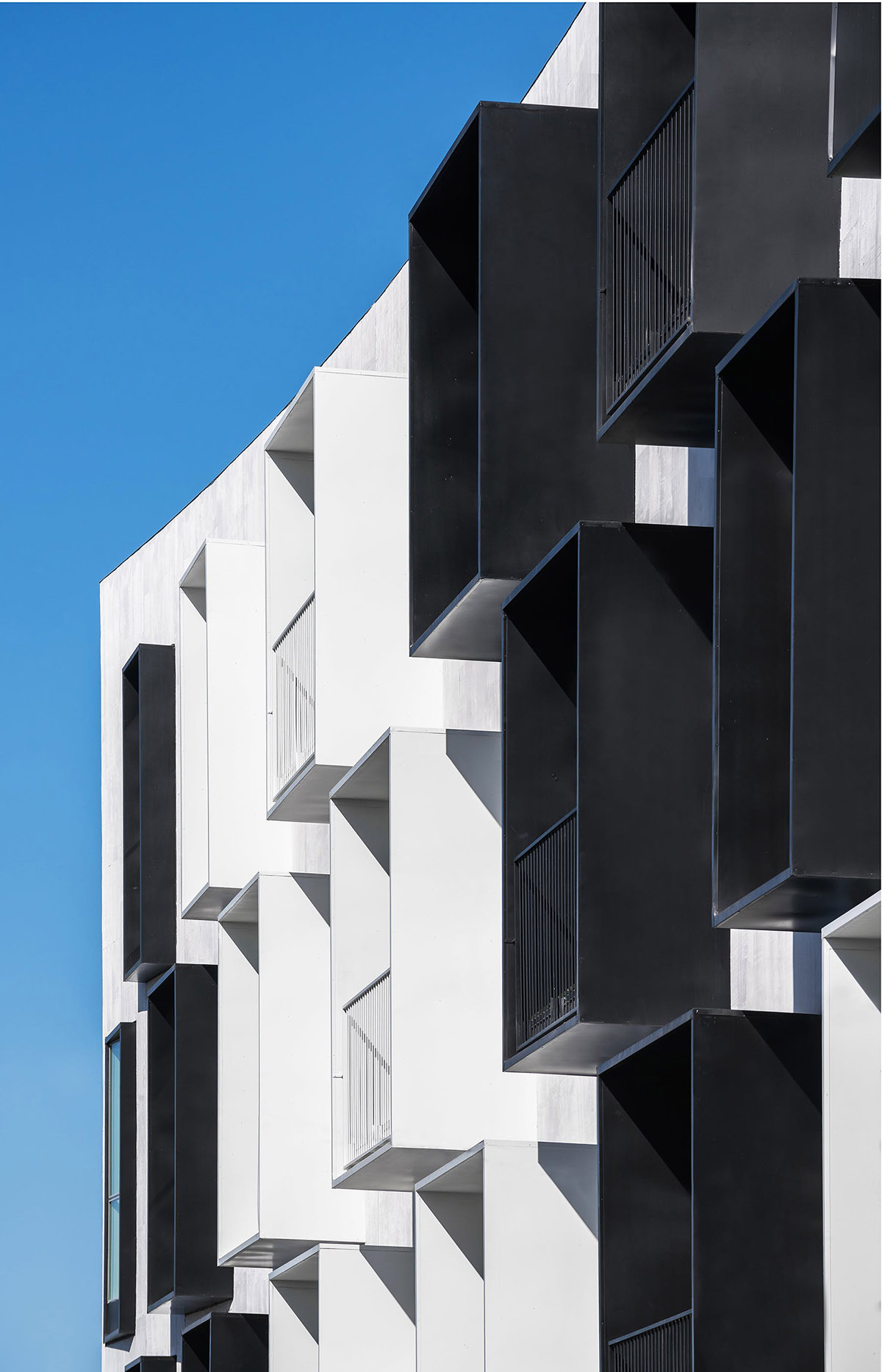 LOHA slightly pushes four sides of this apartment inward to adapt to its tight plot in Los Angeles