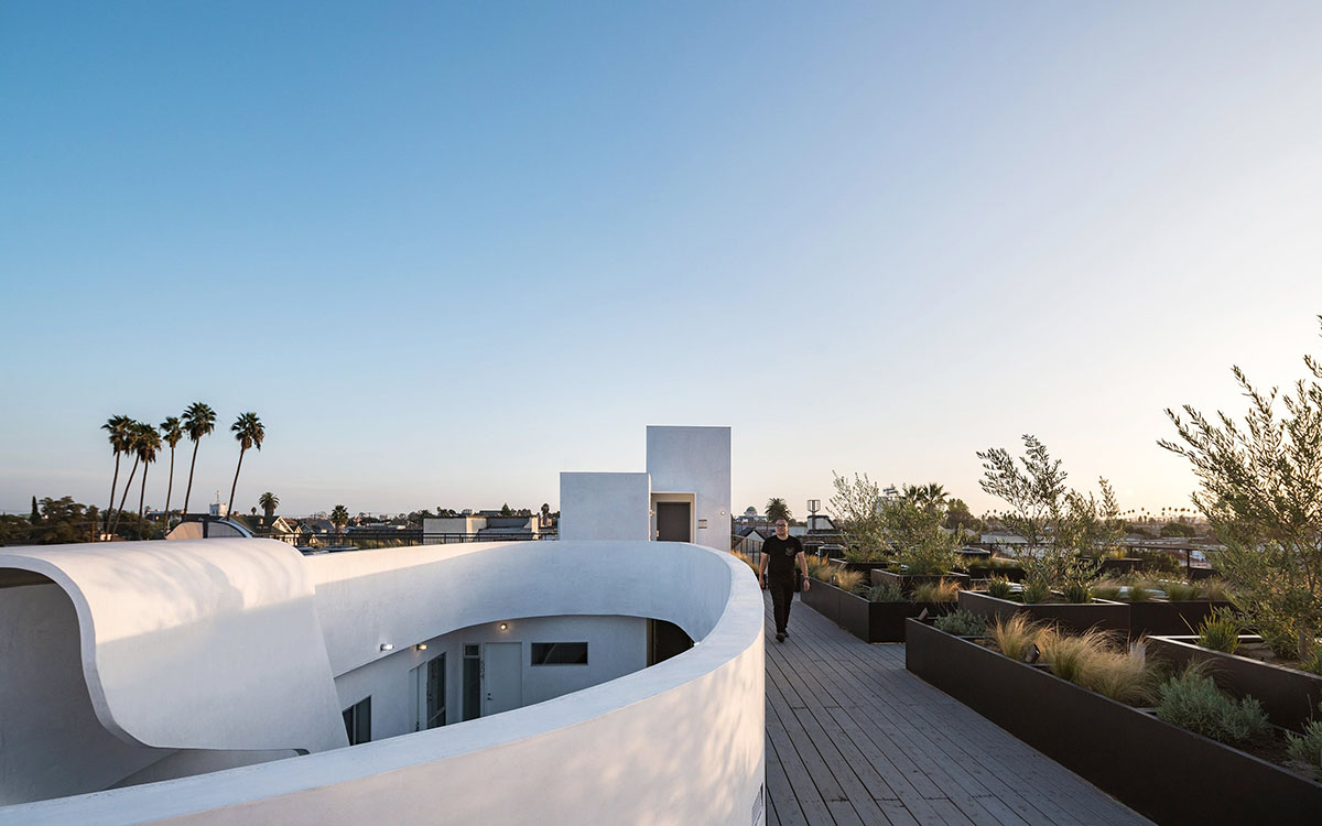 LOHA slightly pushes four sides of this apartment inward to adapt to its tight plot in Los Angeles