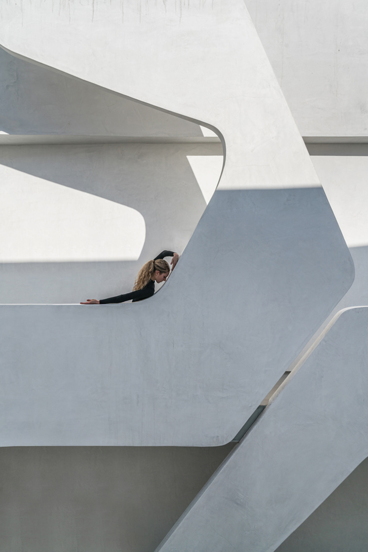 LOHA slightly pushes four sides of this apartment inward to adapt to its tight plot in Los Angeles