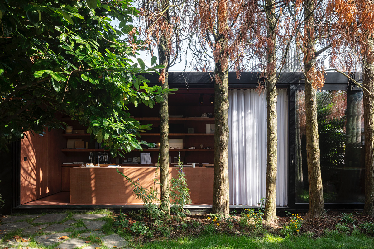 TOOP architectuur uses old shipping containers to convert them into architects' studio in Belgium