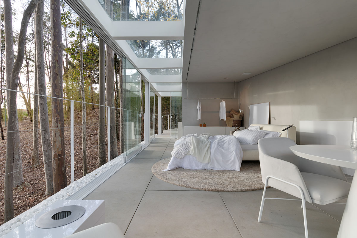 Piacesi Arquitetos Associados suspends refuge cabin with light and curved structures within a forest