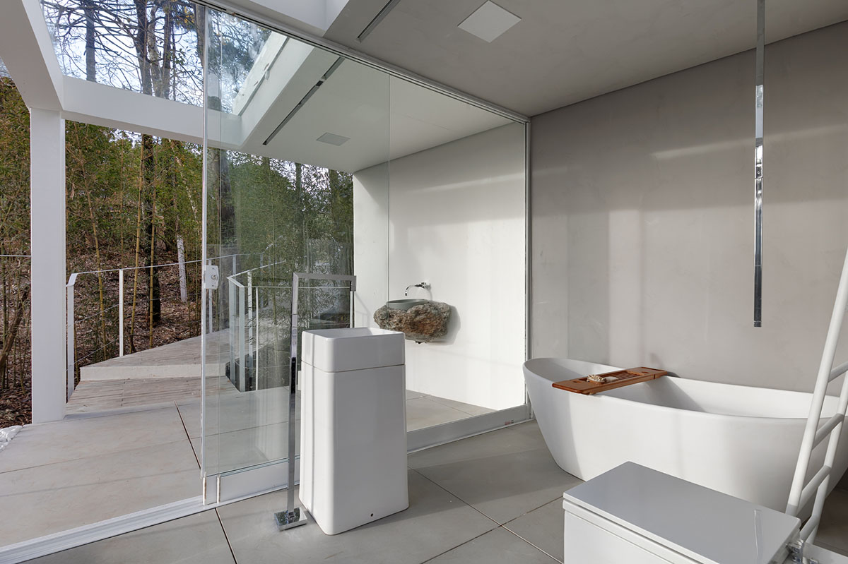 Piacesi Arquitetos Associados suspends refuge cabin with light and curved structures within a forest