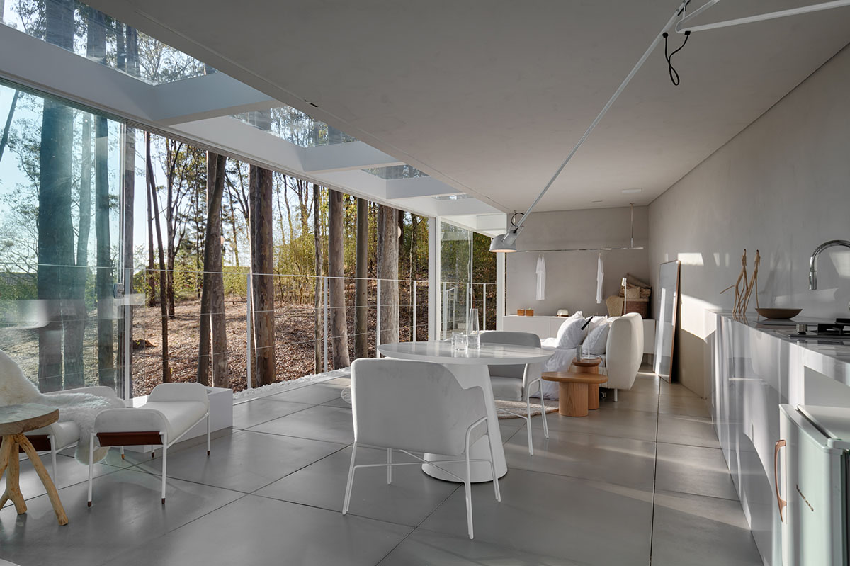 Piacesi Arquitetos Associados suspends refuge cabin with light and curved structures within a forest