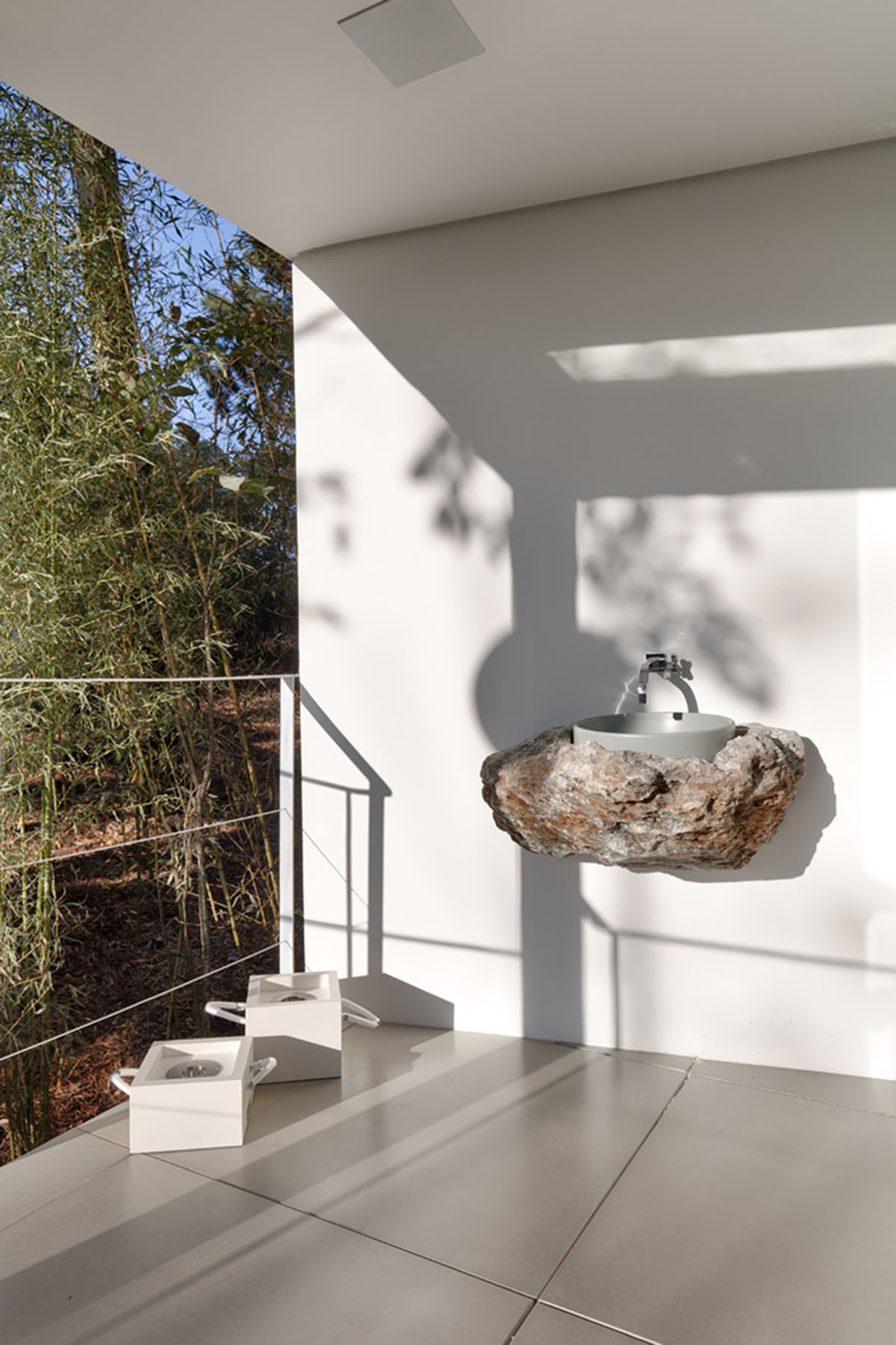 Piacesi Arquitetos Associados suspends refuge cabin with light and curved structures within a forest