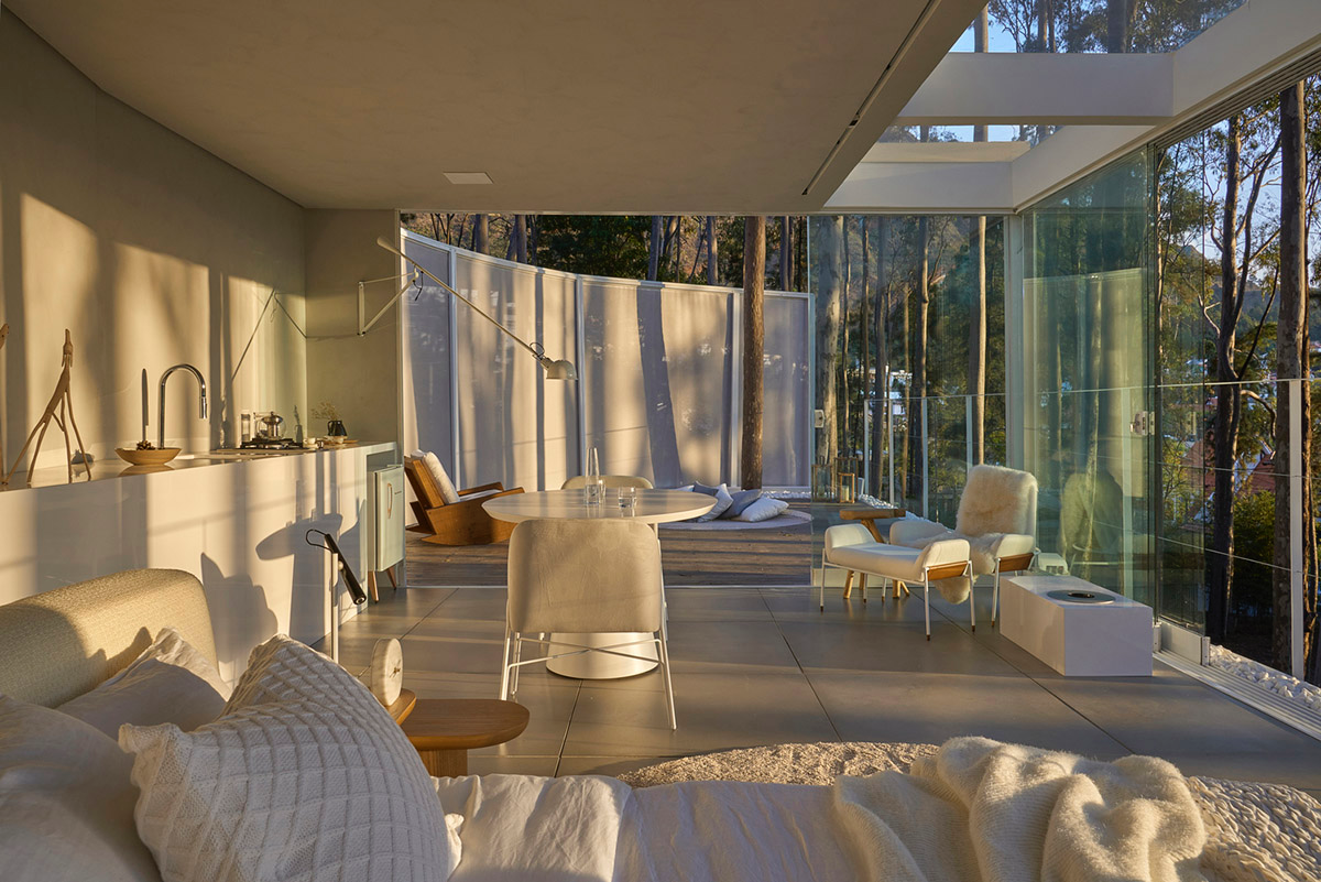 Piacesi Arquitetos Associados suspends refuge cabin with light and curved structures within a forest