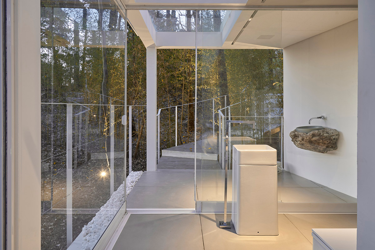 Piacesi Arquitetos Associados suspends refuge cabin with light and curved structures within a forest