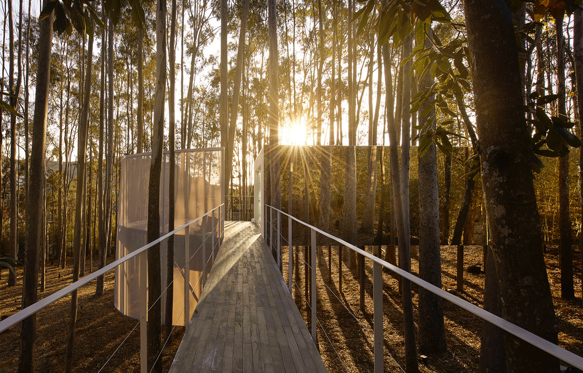 Piacesi Arquitetos Associados suspends refuge cabin with light and curved structures within a forest