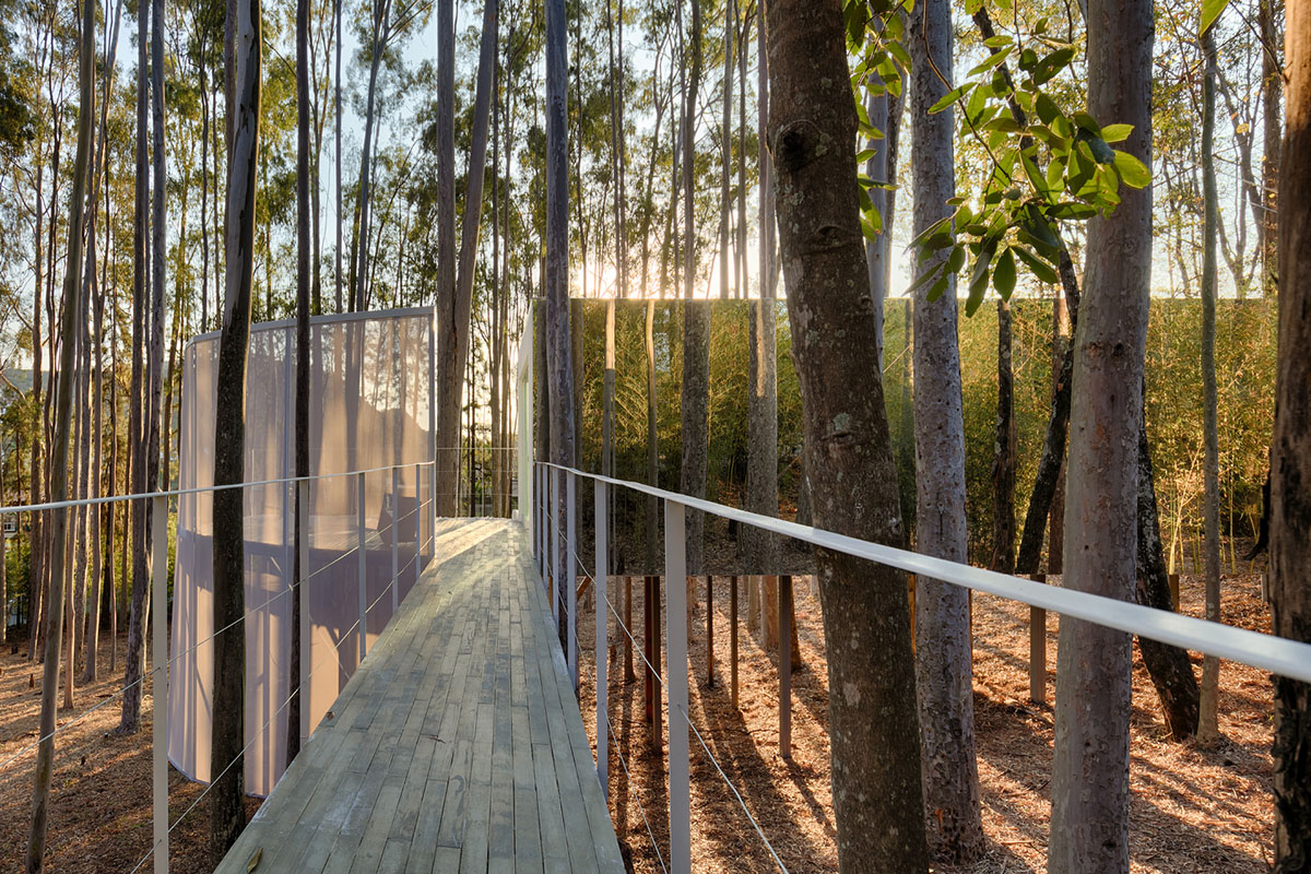 Piacesi Arquitetos Associados suspends refuge cabin with light and curved structures within a forest