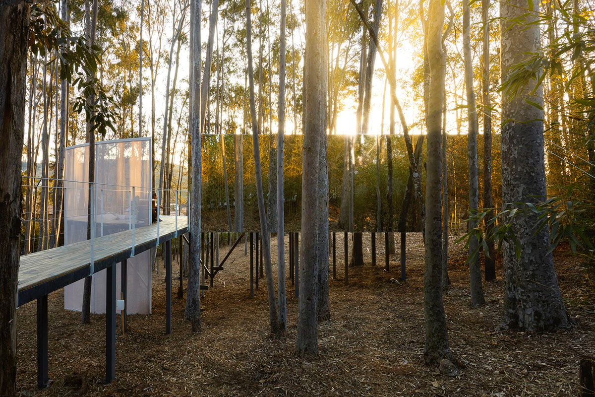 Piacesi Arquitetos Associados suspends refuge cabin with light and curved structures within a forest