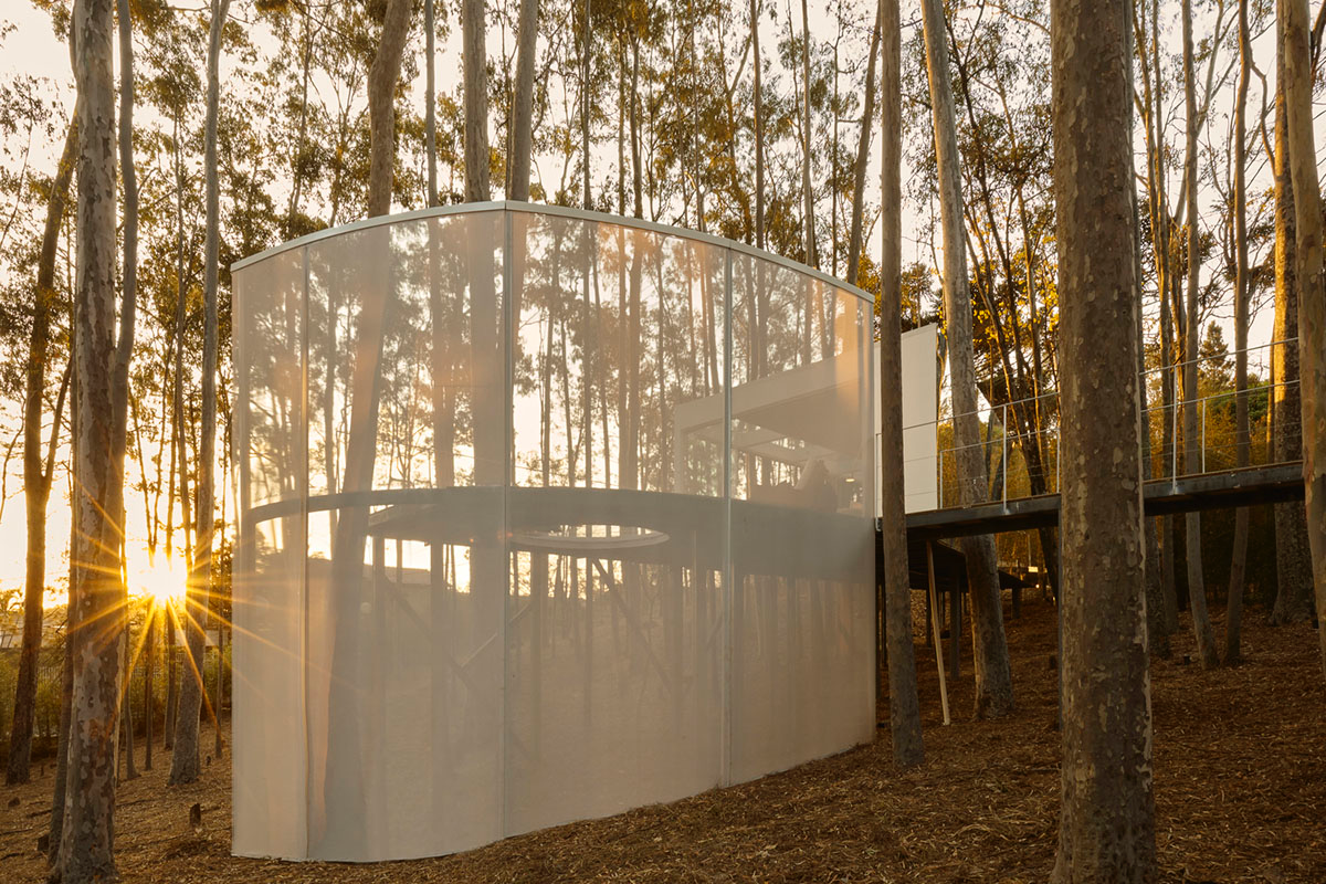 Piacesi Arquitetos Associados suspends refuge cabin with light and curved structures within a forest