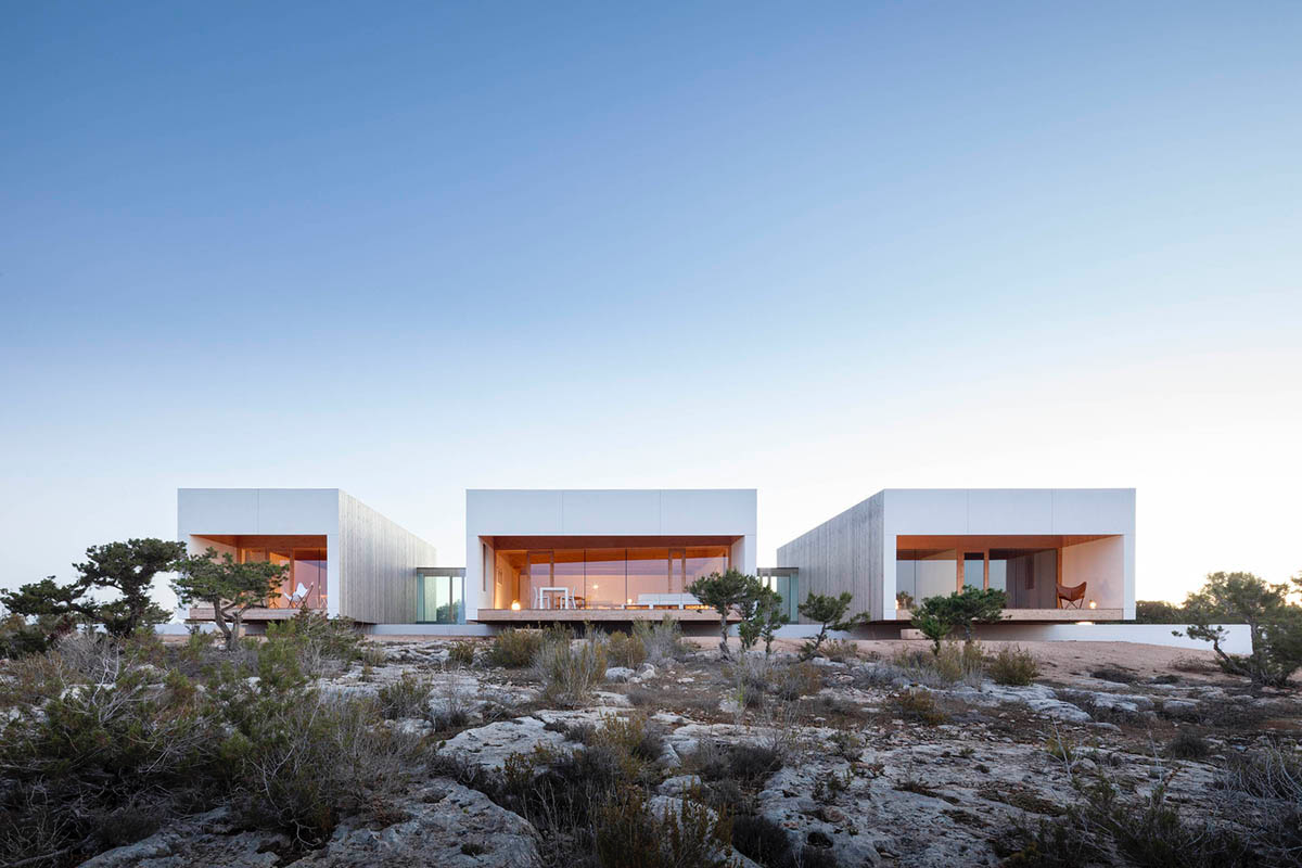 Mari&agrave; Castell&oacute; Architecture combines family program in three monolithic volumes on Formentera island