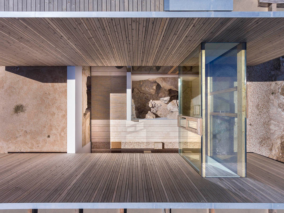 Mari&agrave; Castell&oacute; Architecture combines family program in three monolithic volumes on Formentera island