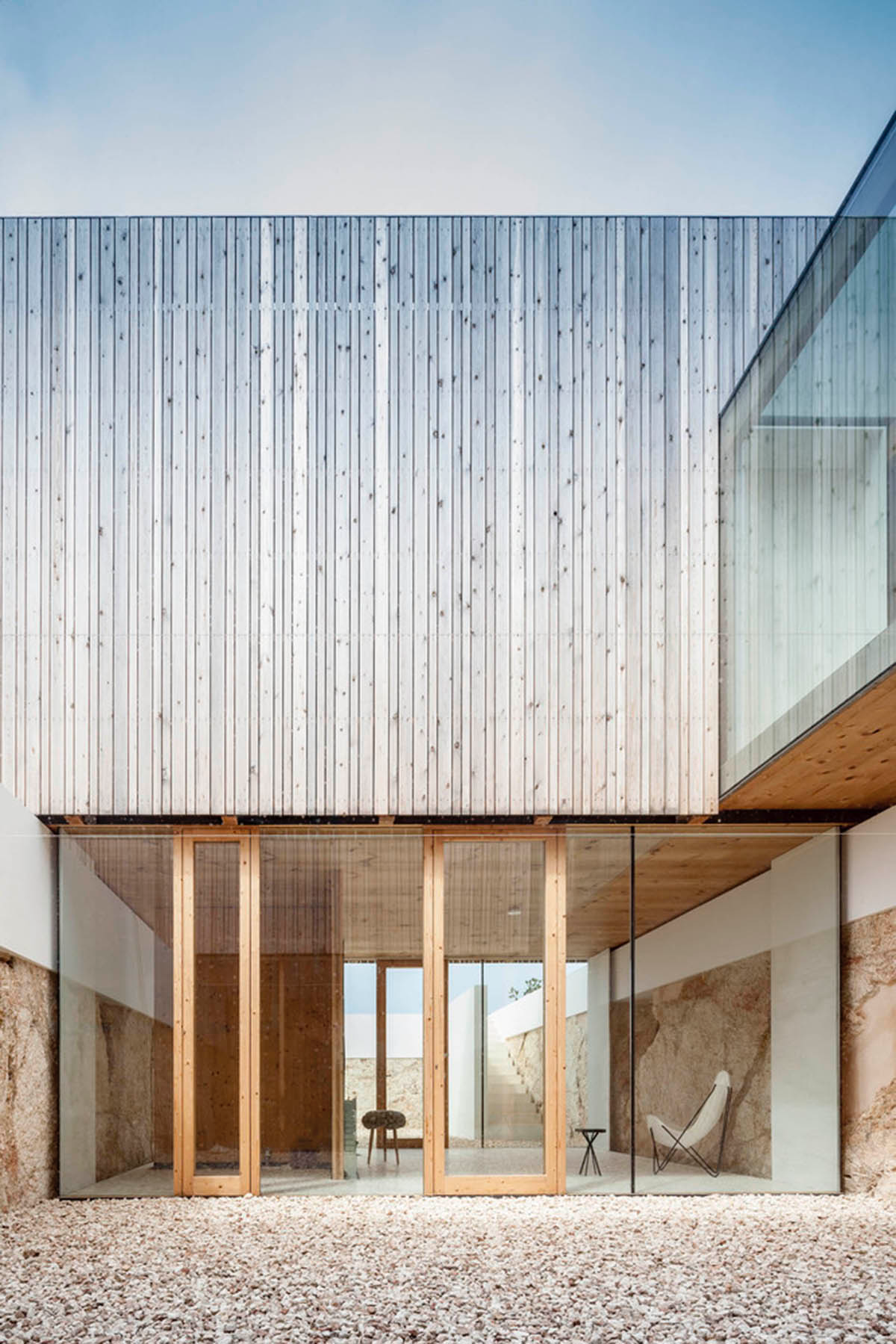 Mari&agrave; Castell&oacute; Architecture combines family program in three monolithic volumes on Formentera island