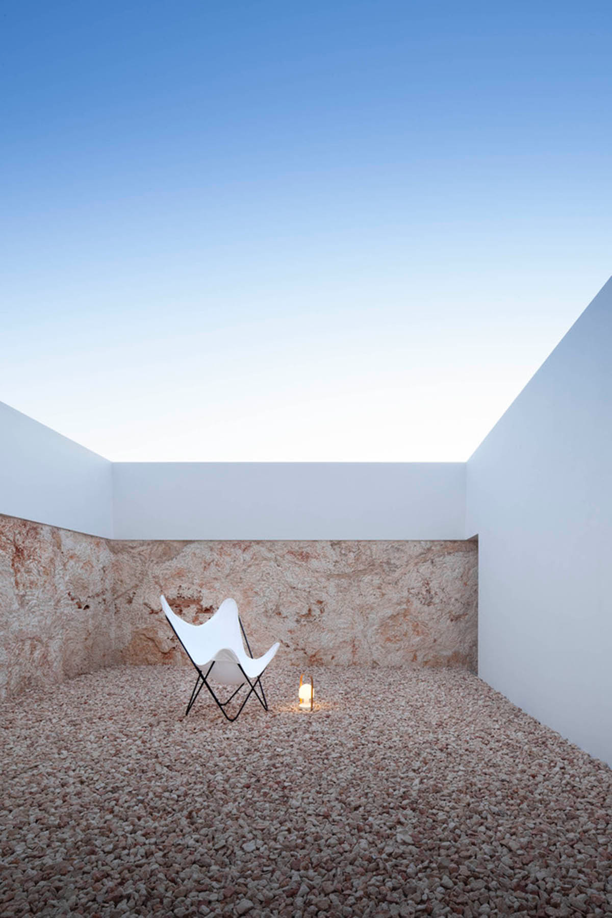 Mari&agrave; Castell&oacute; Architecture combines family program in three monolithic volumes on Formentera island