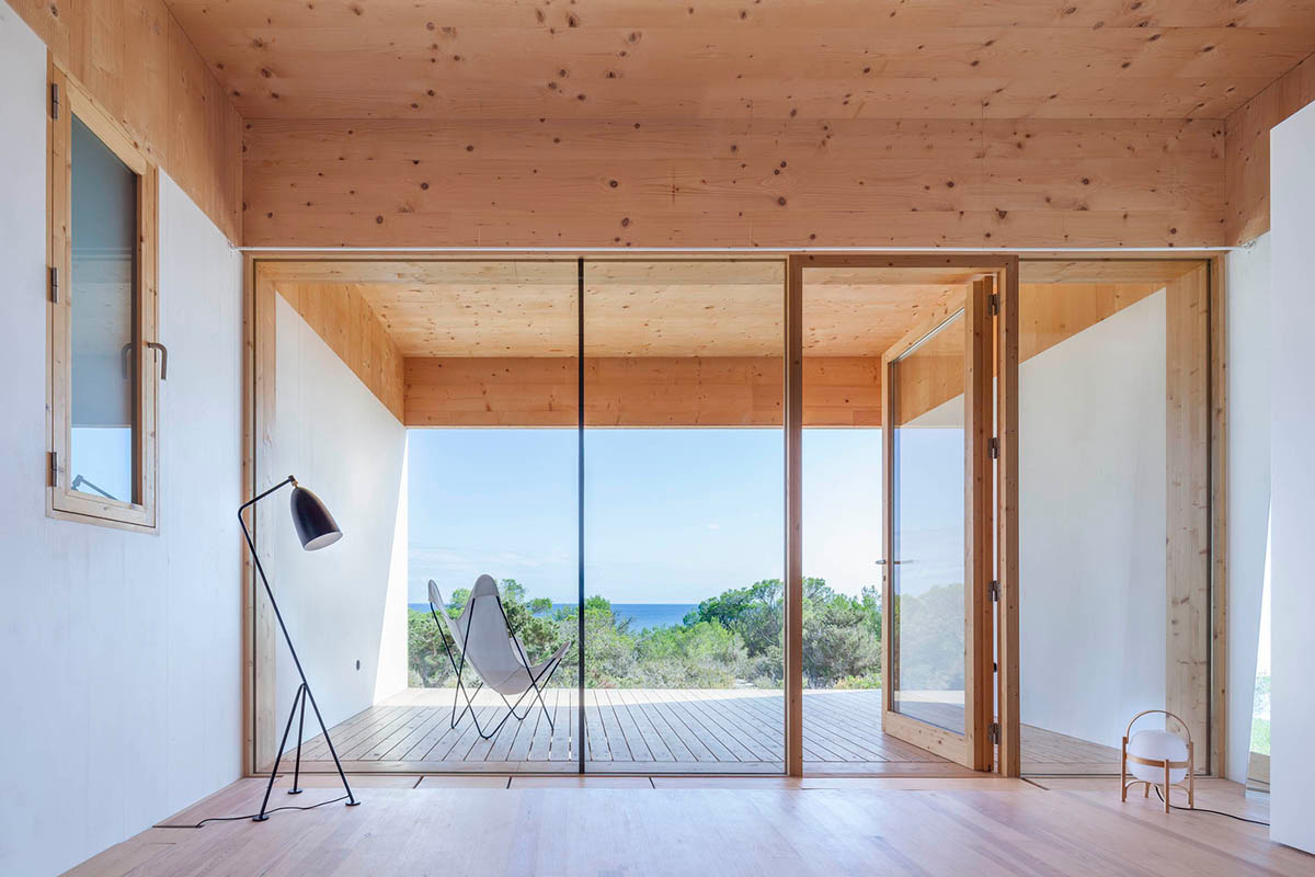 Mari&agrave; Castell&oacute; Architecture combines family program in three monolithic volumes on Formentera island