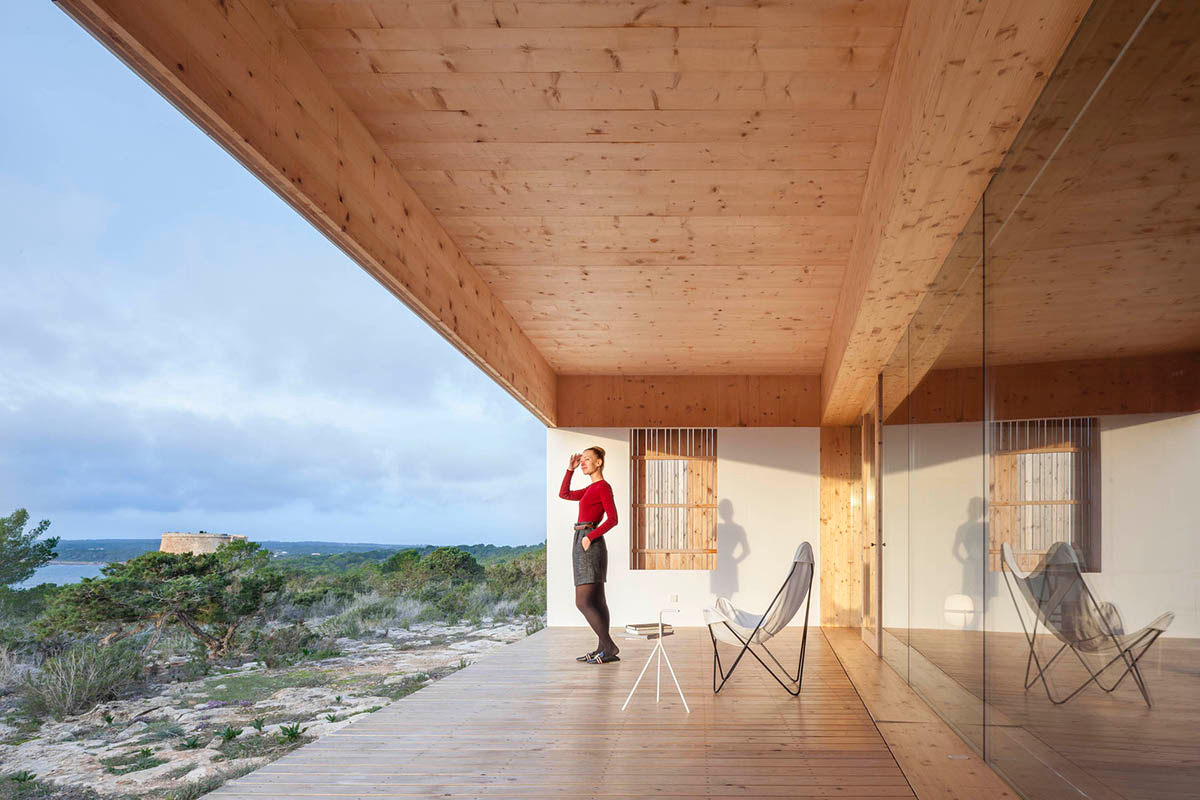 Mari&agrave; Castell&oacute; Architecture combines family program in three monolithic volumes on Formentera island