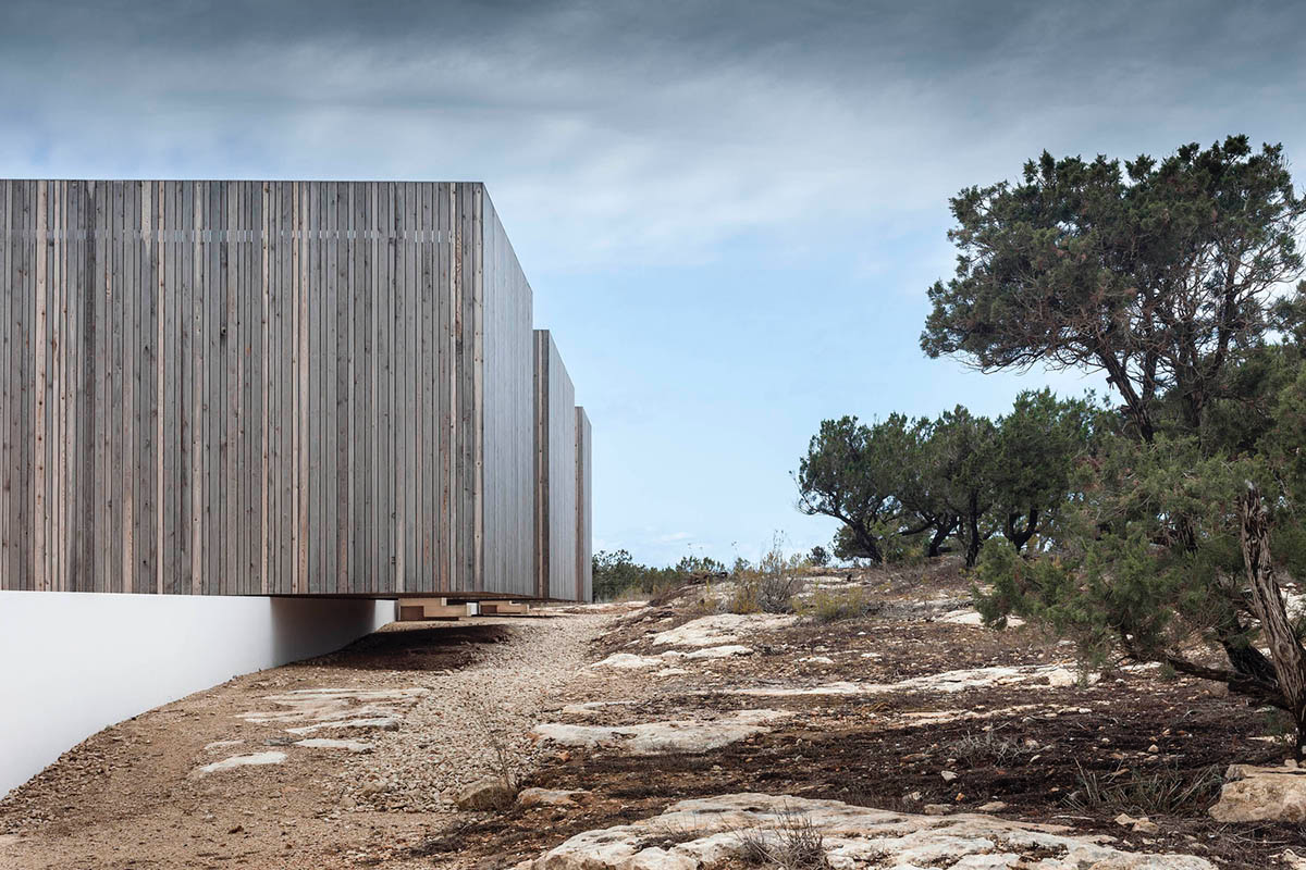 Mari&agrave; Castell&oacute; Architecture combines family program in three monolithic volumes on Formentera island