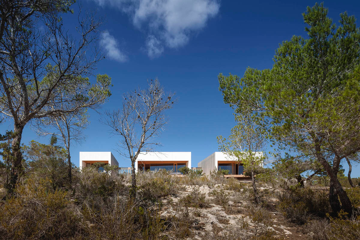 Mari&agrave; Castell&oacute; Architecture combines family program in three monolithic volumes on Formentera island