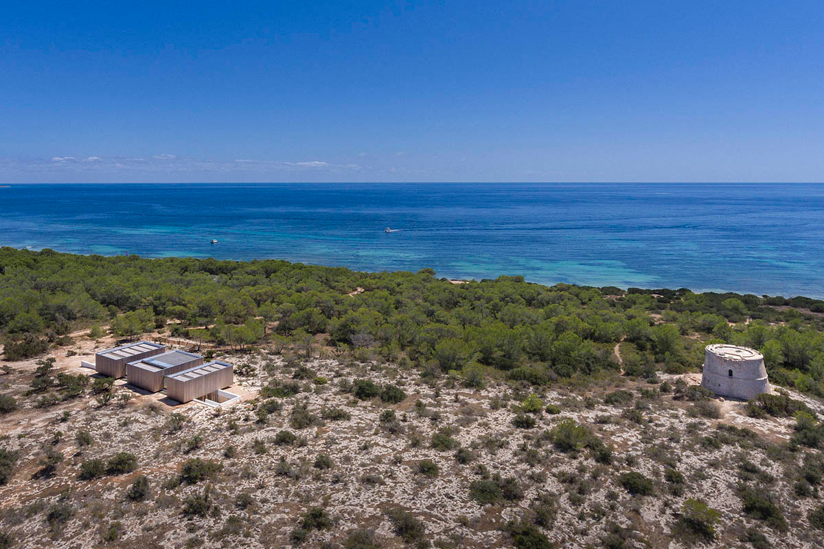 Mari&agrave; Castell&oacute; Architecture combines family program in three monolithic volumes on Formentera island