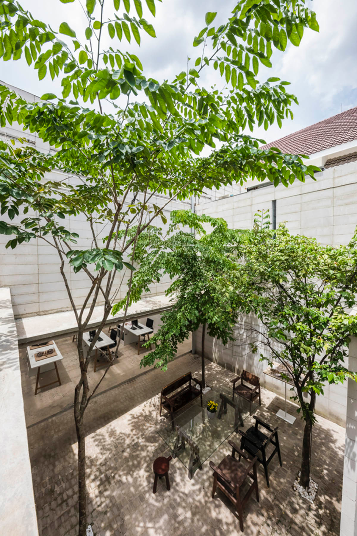 An office in Vietnam protects its own micro-climate with continuous spaces and internal courtyards