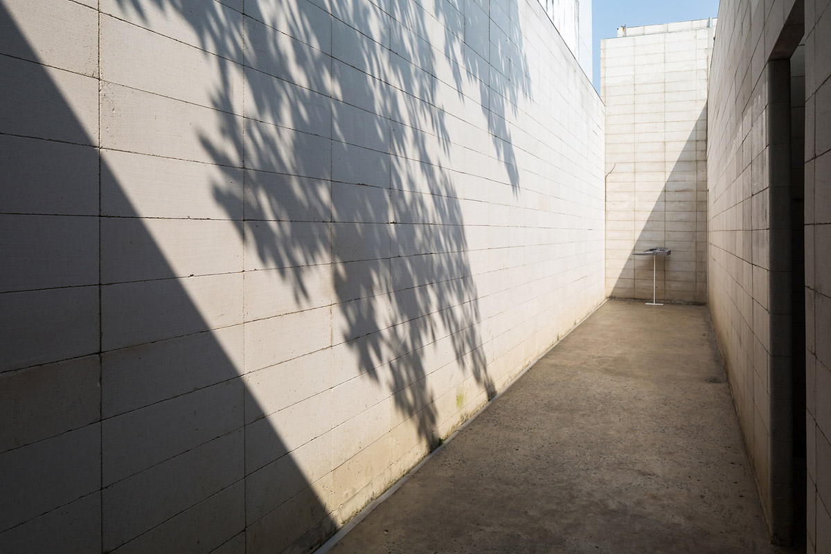 An office in Vietnam protects its own micro-climate with continuous spaces and internal courtyards