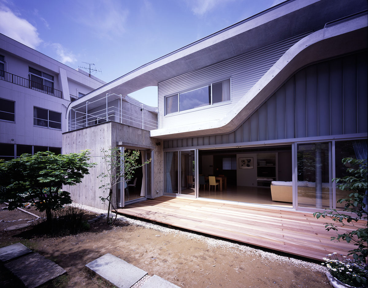 Ryumei Fujiki and Yukiko Sato of F.A.D.S renovate old house with folded formwork in Japan