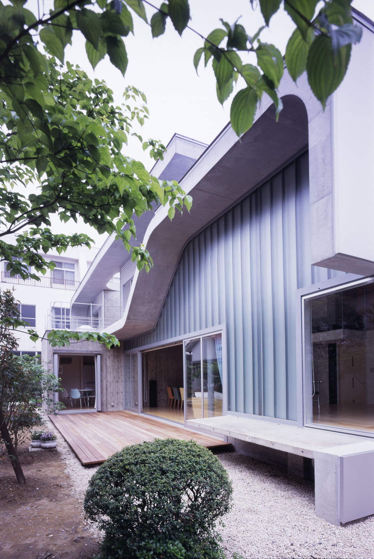 Ryumei Fujiki and Yukiko Sato of F.A.D.S renovate old house with folded formwork in Japan