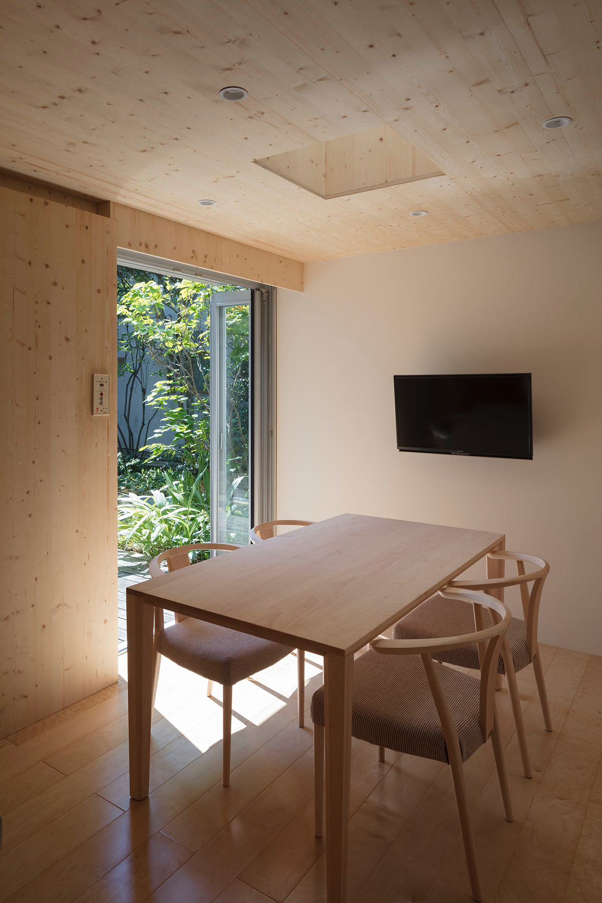 Ryumei Fujiki and Yukiko Sato of F.A.D.S renovate old house with folded formwork in Japan