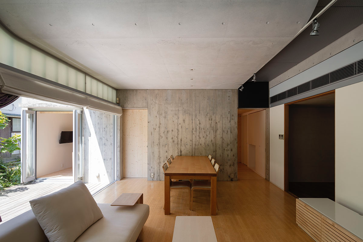 Ryumei Fujiki and Yukiko Sato of F.A.D.S renovate old house with folded formwork in Japan
