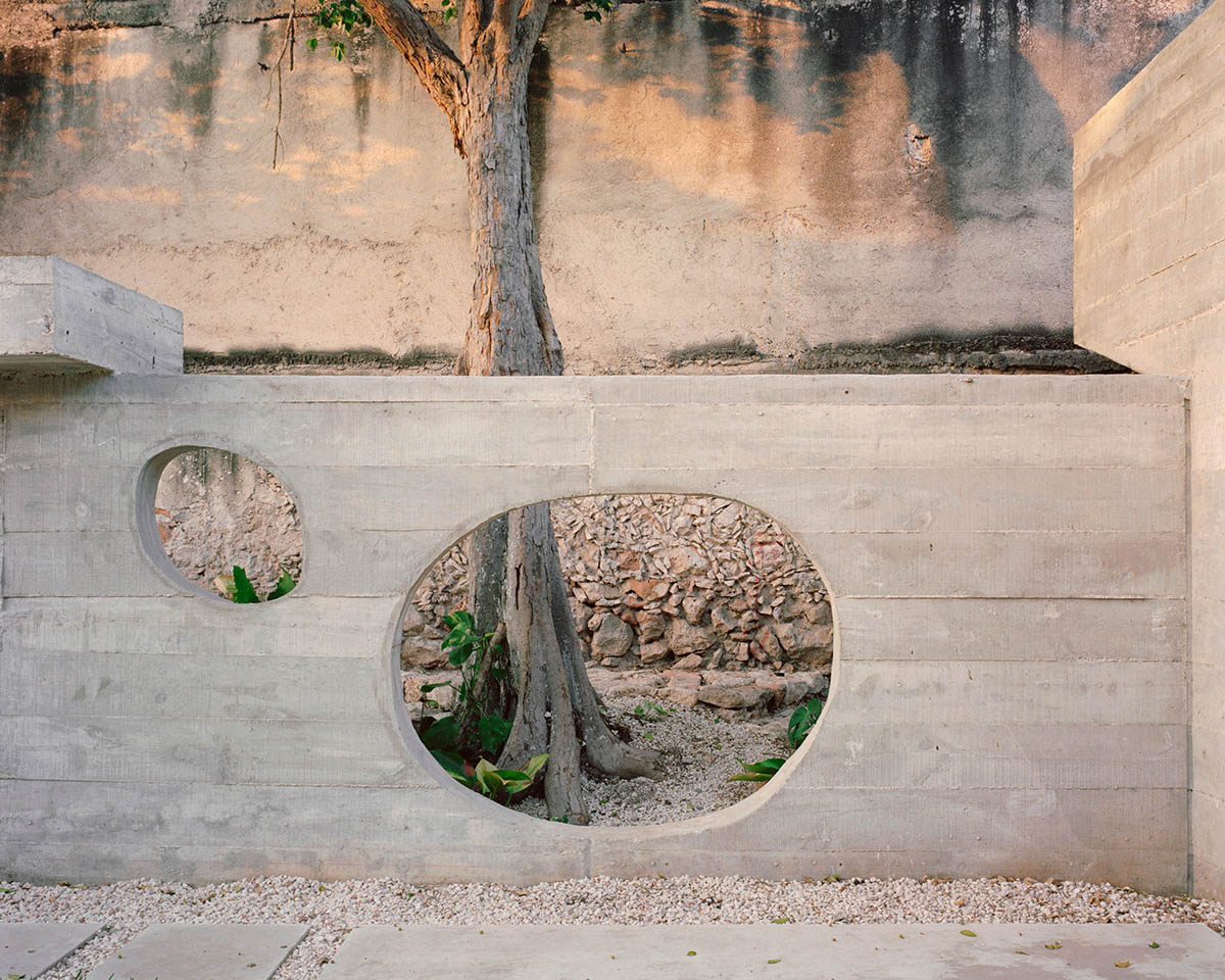 Ludwig Godefroy Architecture designs tropicalized Casa Mérida that references to Mayan antic culture