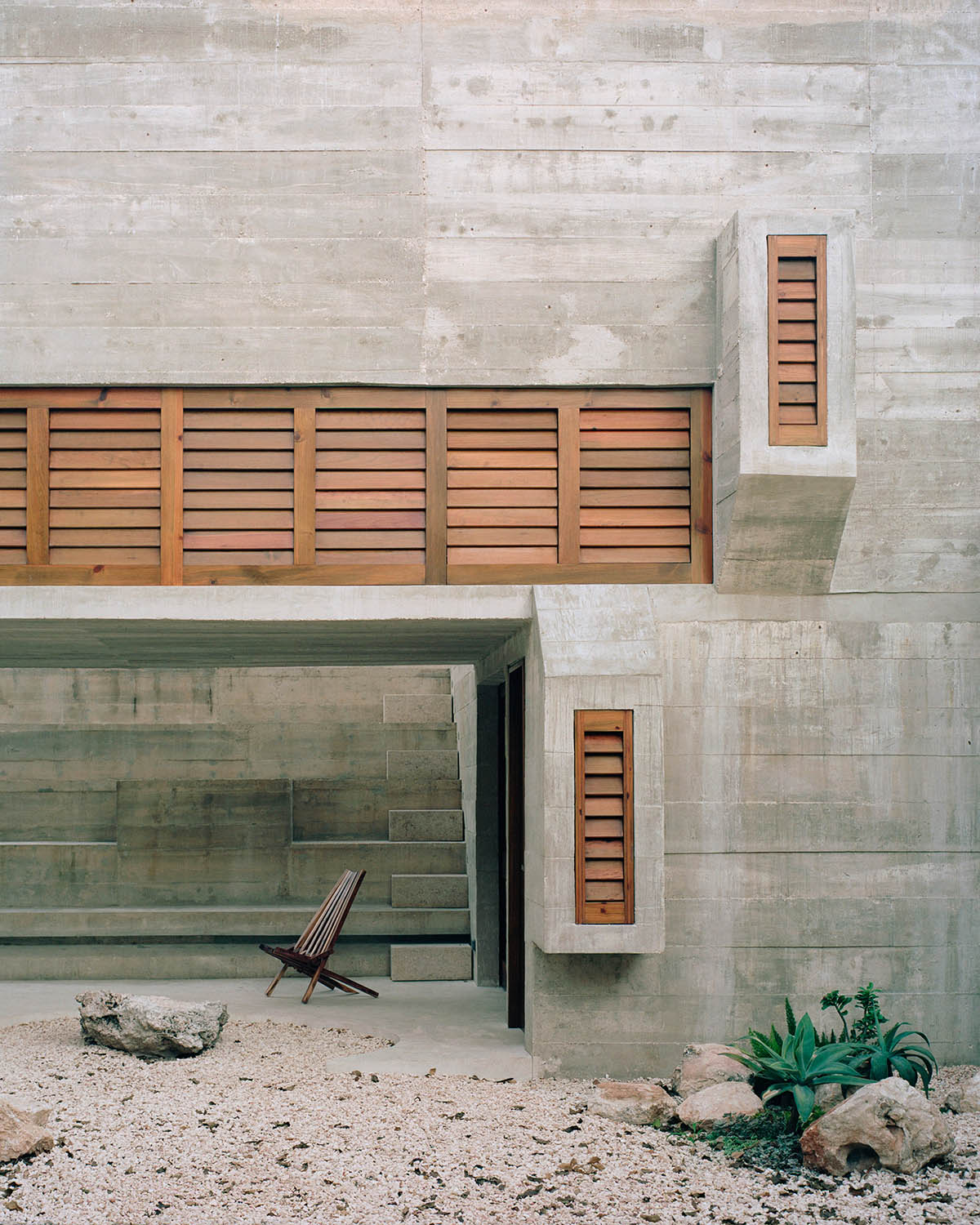 Ludwig Godefroy Architecture designs tropicalized Casa Mérida that references to Mayan antic culture