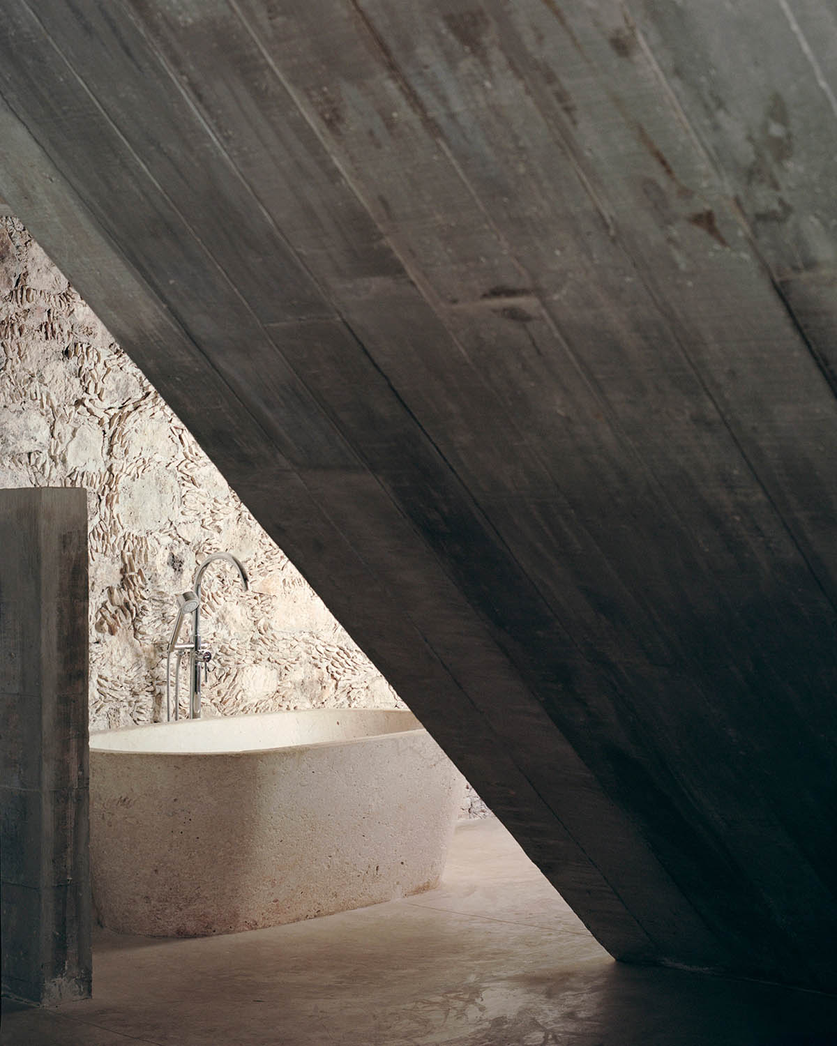 Ludwig Godefroy Architecture designs tropicalized Casa Mérida that references to Mayan antic culture