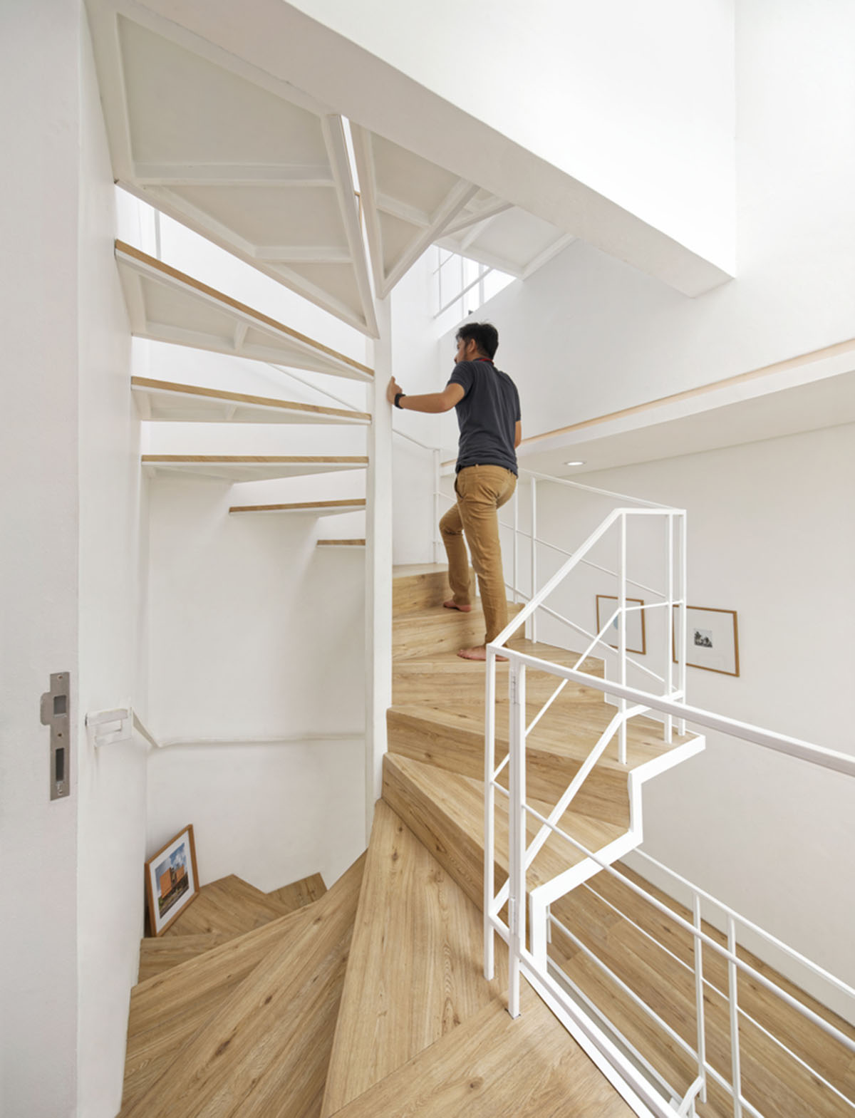 Delution designs a bold addition in a narrow plot in Indonesia