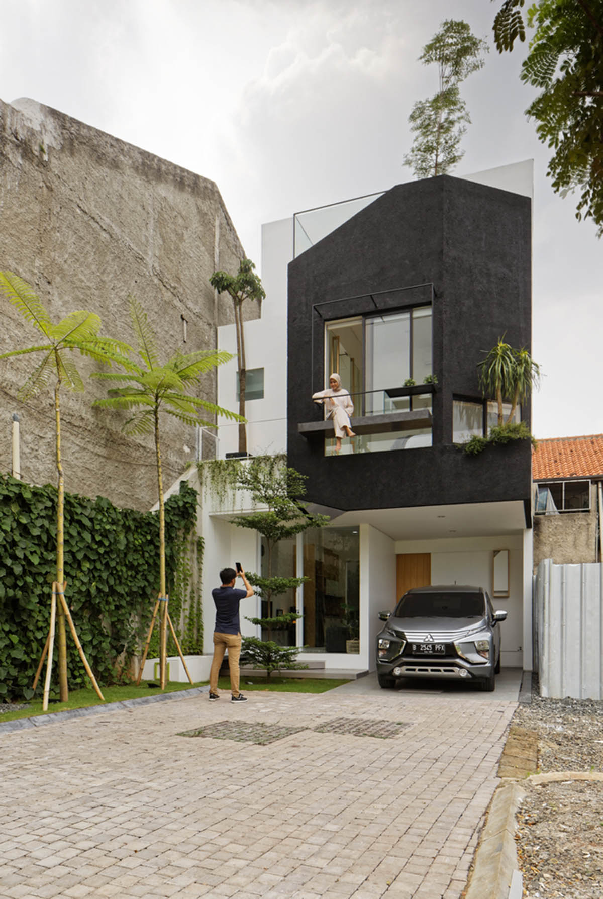 Delution designs a bold addition in a narrow plot in Indonesia