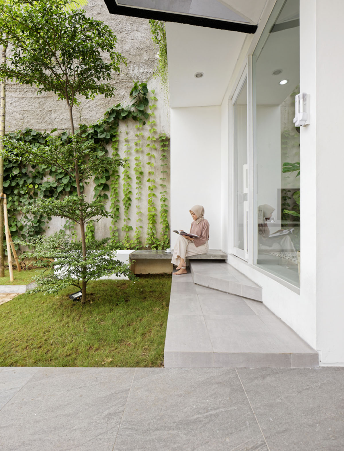 Delution designs a bold addition in a narrow plot in Indonesia