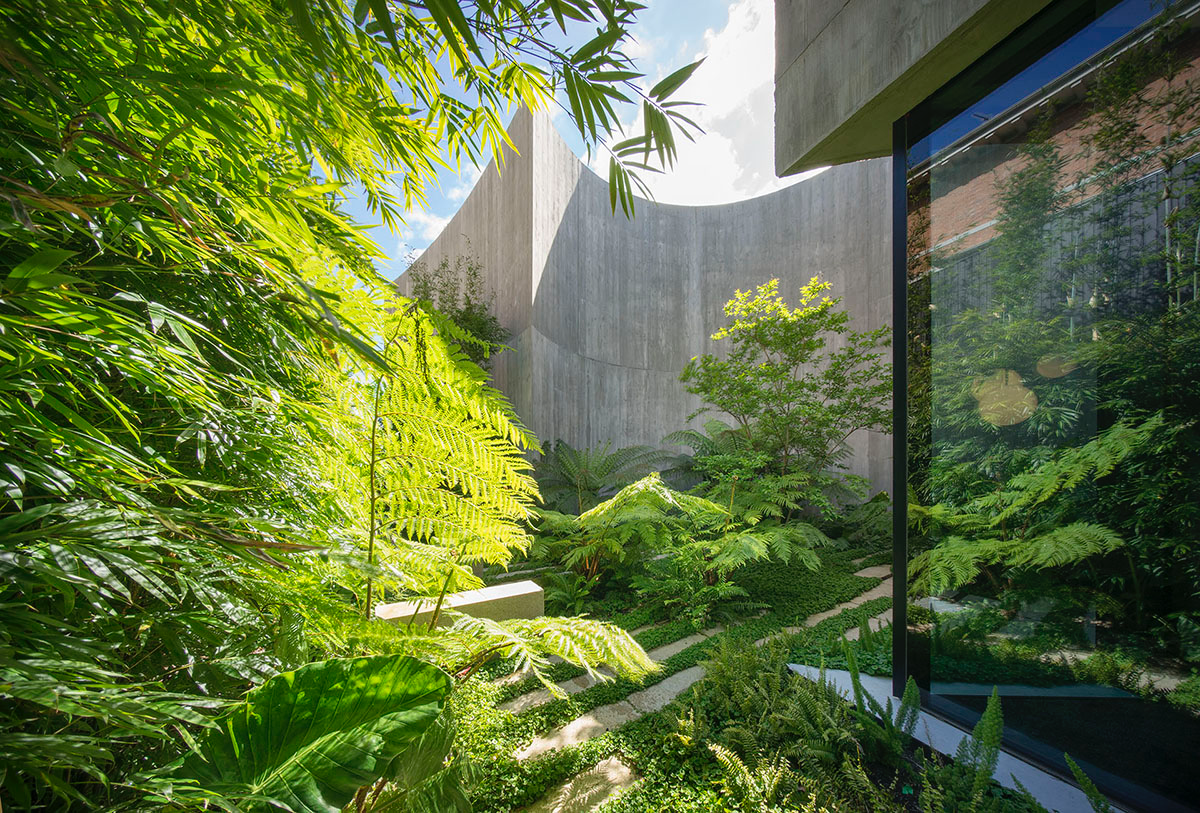 Wood Marsh built sculptural Towers Road House that features disc-shaped zinc roof in Toorak