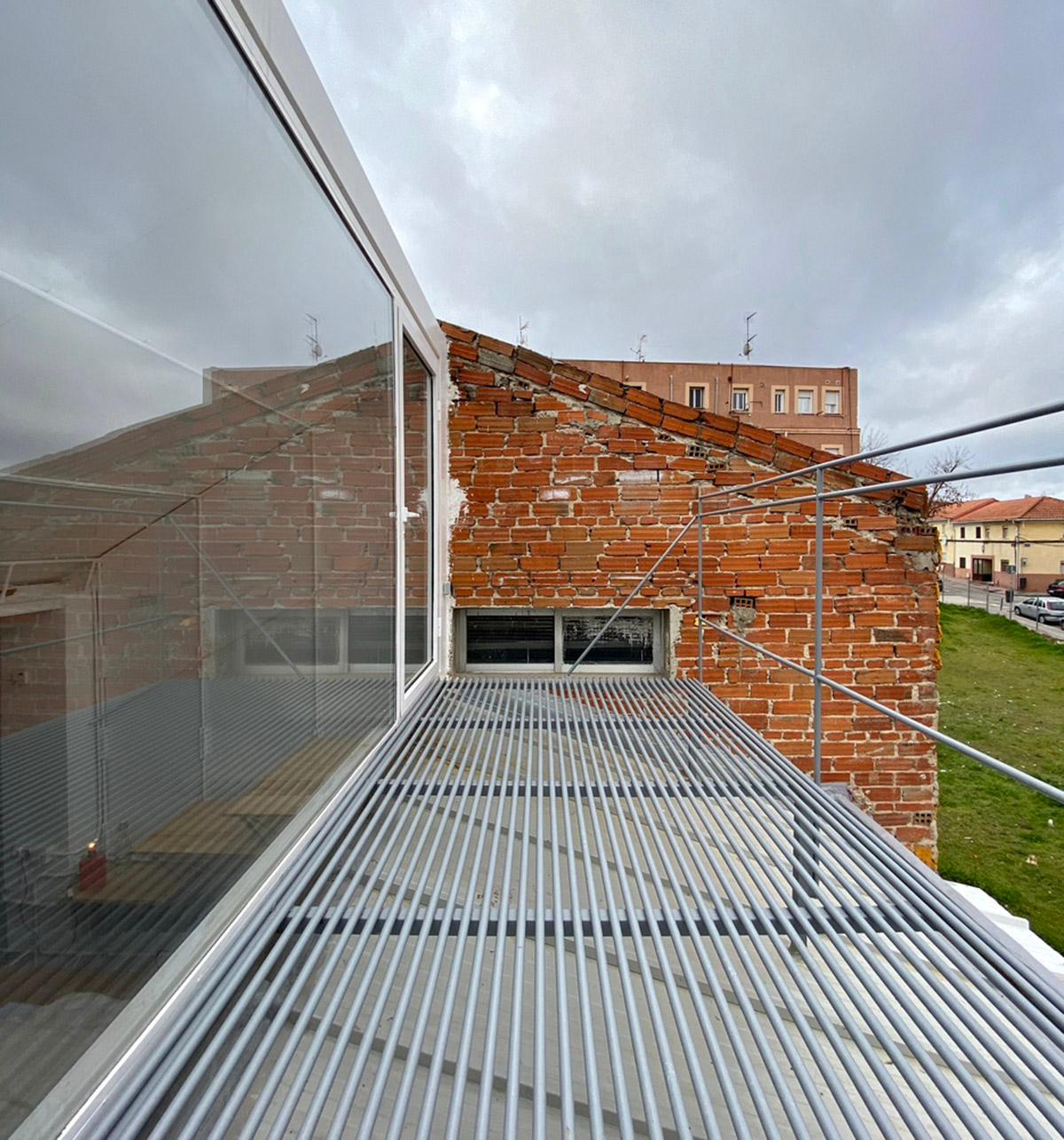 Pía Mendaro converts warehouse into an artist's studio-house that is fully reconfigurable in Madrid