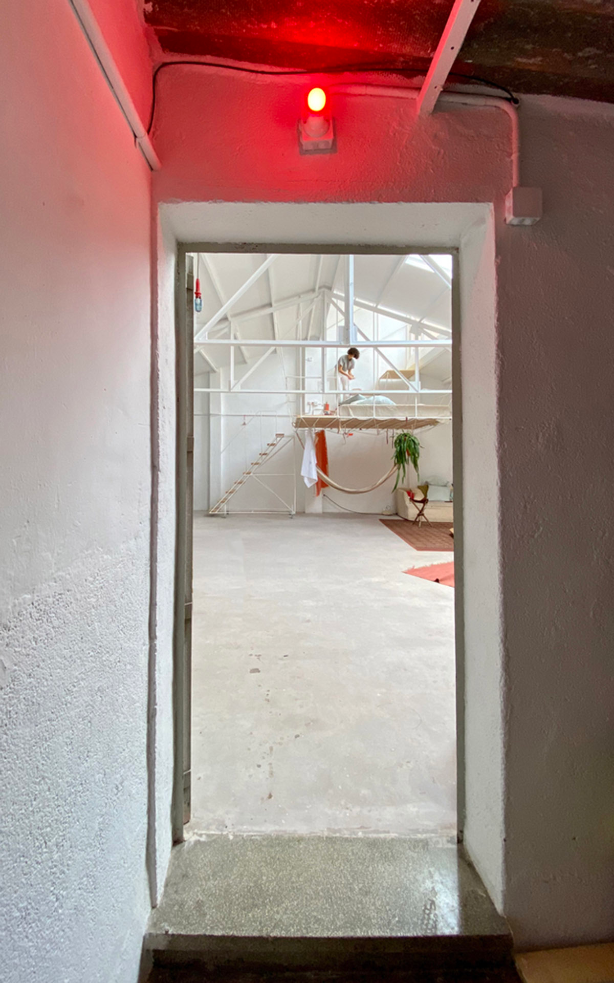 Pía Mendaro converts warehouse into an artist's studio-house that is fully reconfigurable in Madrid