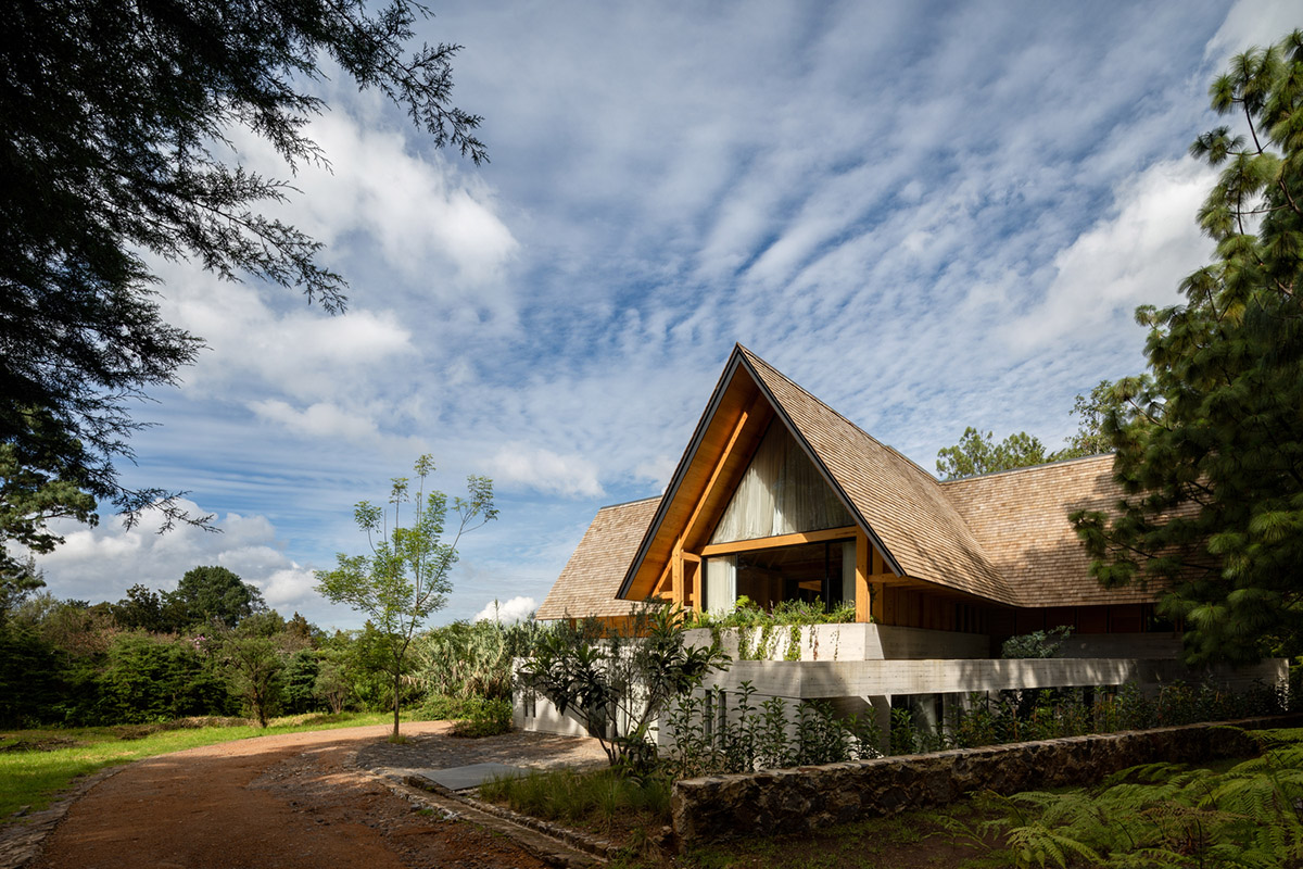 Estudio MMX designs club house creating diagonal landscaped spaces in Mexico