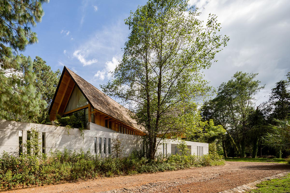 Estudio MMX designs club house creating diagonal landscaped spaces in Mexico