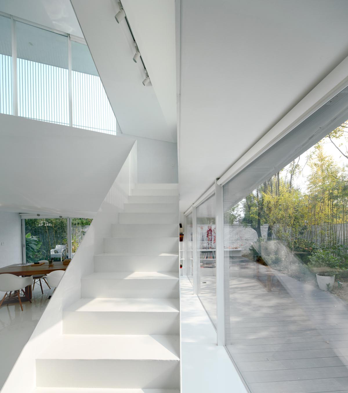 reMIX Studio combines new program of all-white extension with continuous circulation in Beijing