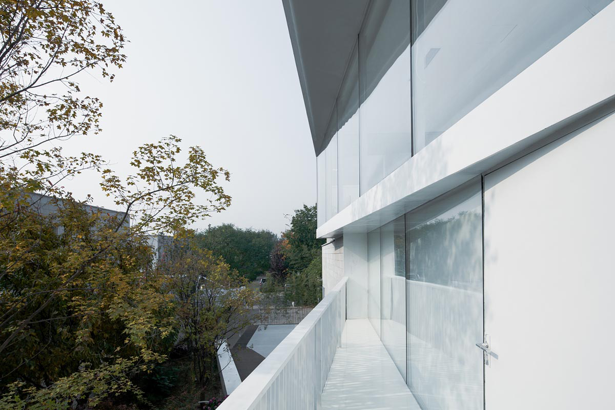 reMIX Studio combines new program of all-white extension with continuous circulation in Beijing
