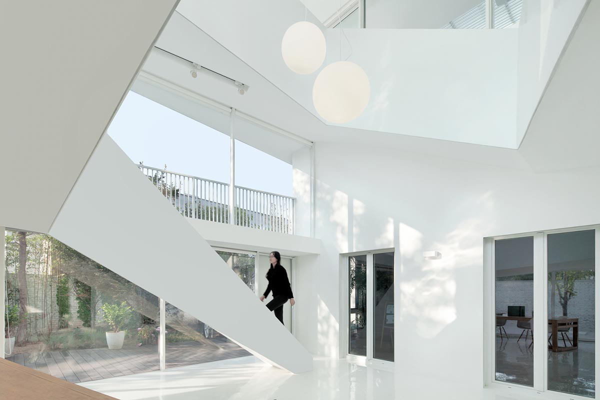 reMIX Studio combines new program of all-white extension with continuous circulation in Beijing