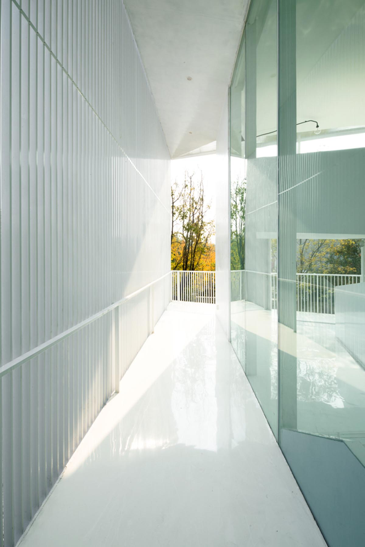 reMIX Studio combines new program of all-white extension with continuous circulation in Beijing