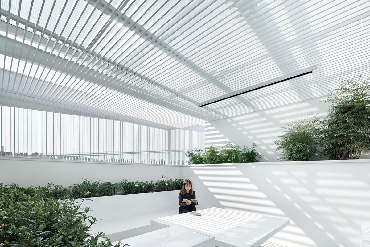 reMIX Studio combines new program of all-white extension with continuous circulation in Beijing