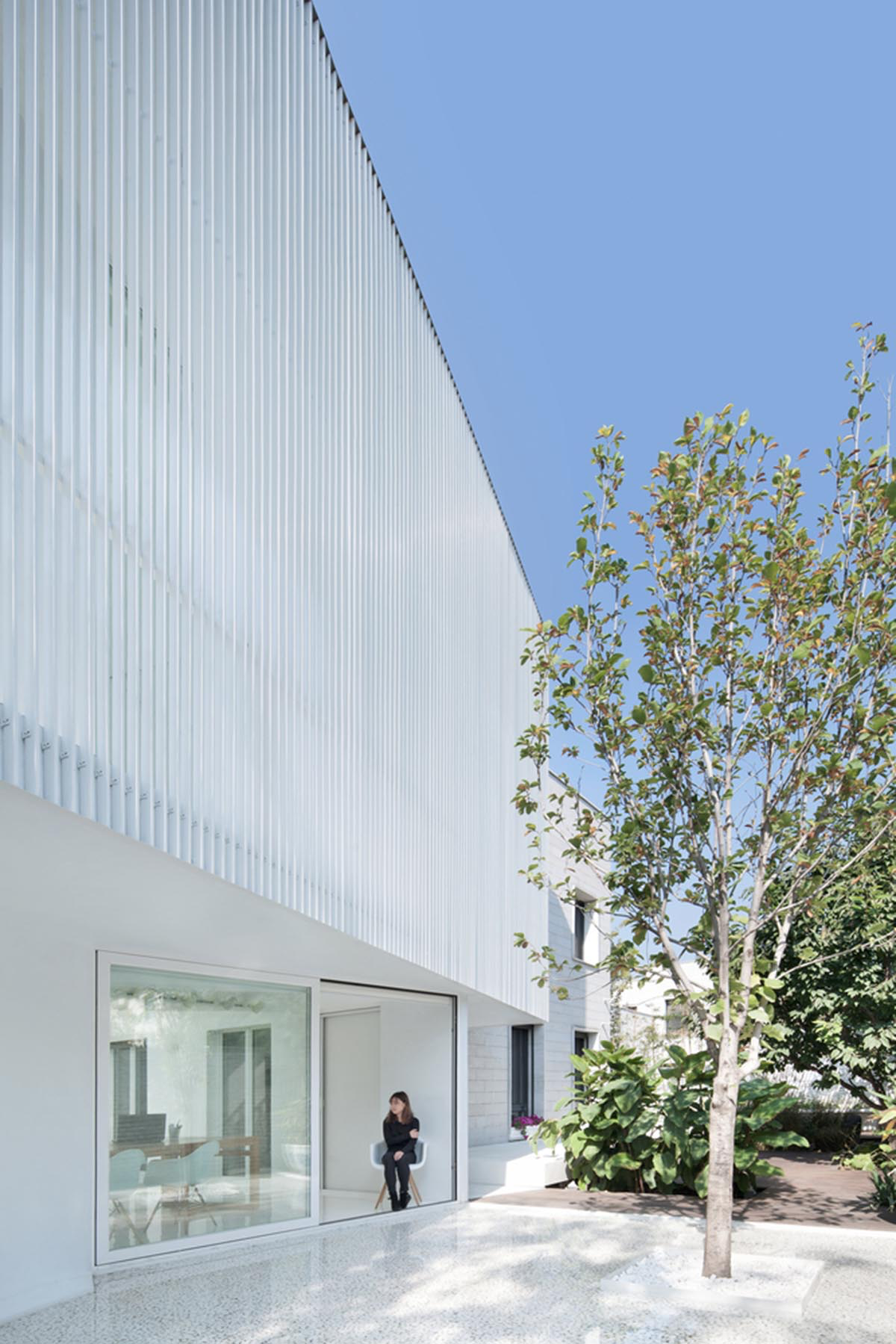 reMIX Studio combines new program of all-white extension with continuous circulation in Beijing