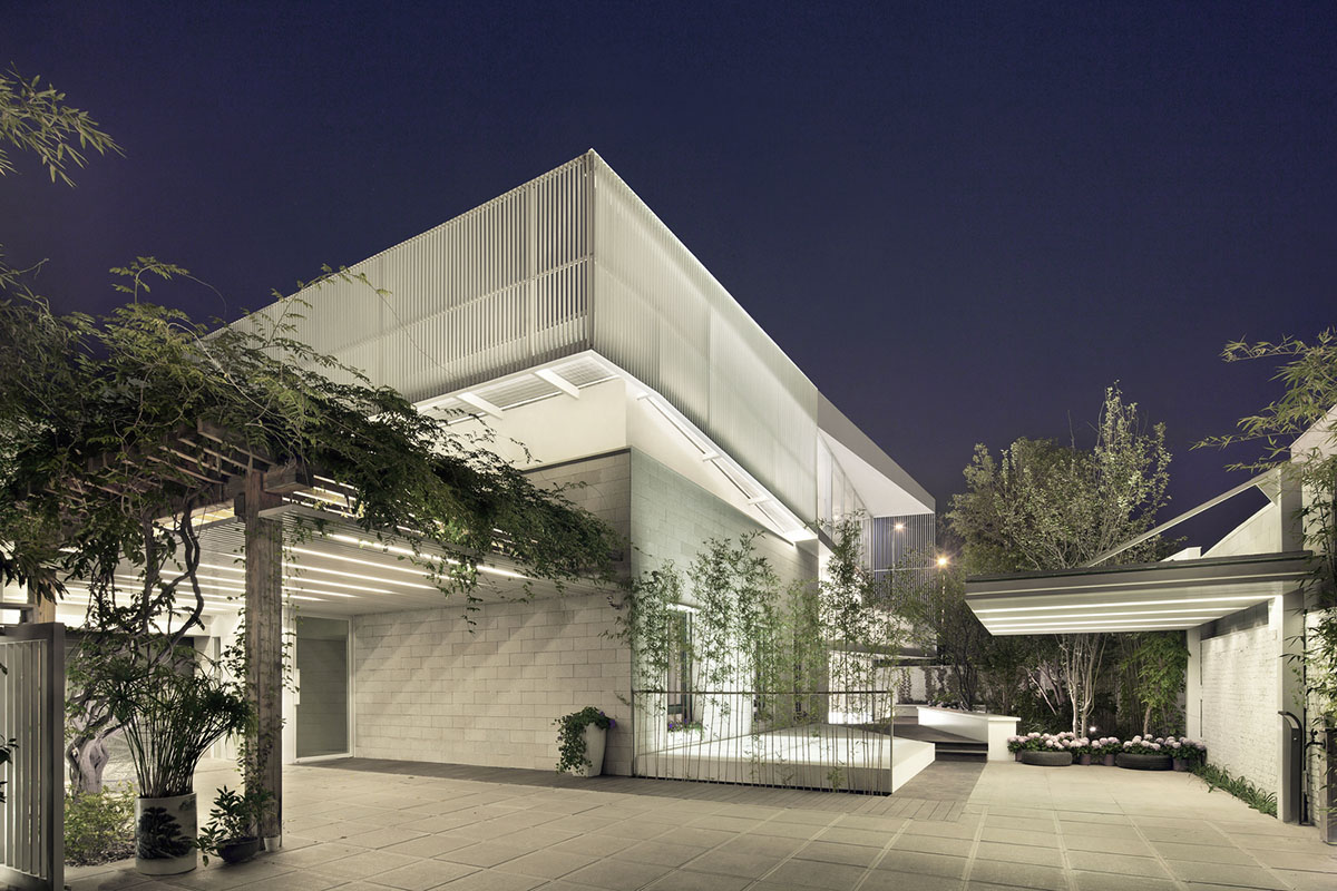 reMIX Studio combines new program of all-white extension with continuous circulation in Beijing