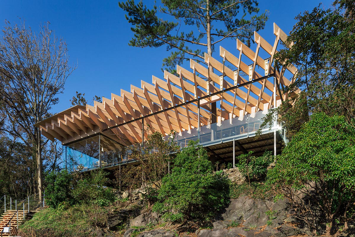 Kengo Kuma built restaurant that features striking roof with interlocking cypress-wood planks