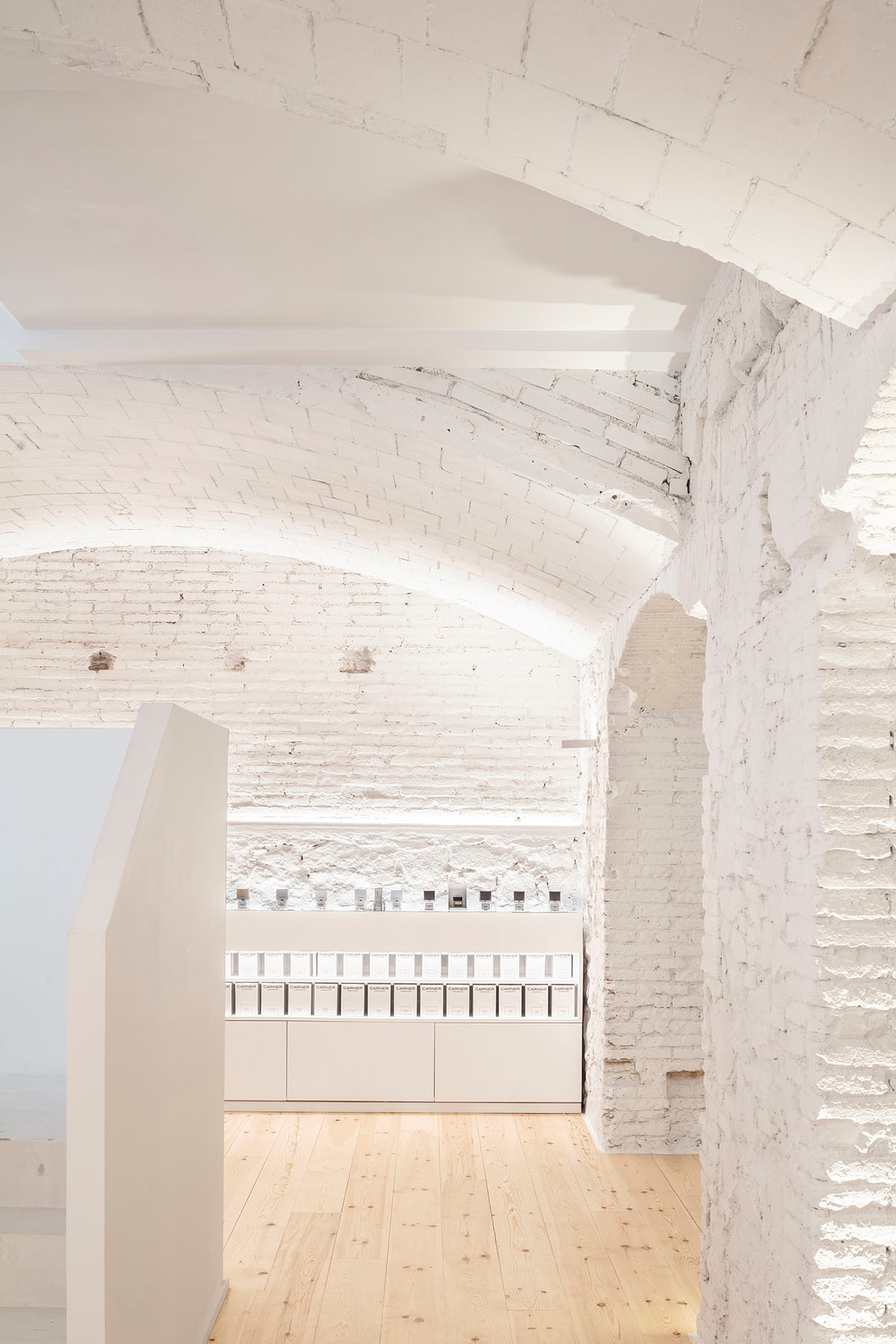 Jofre Roca Arquitectes combines Mediterranean tradition and contemporaneity for a parfum boutique