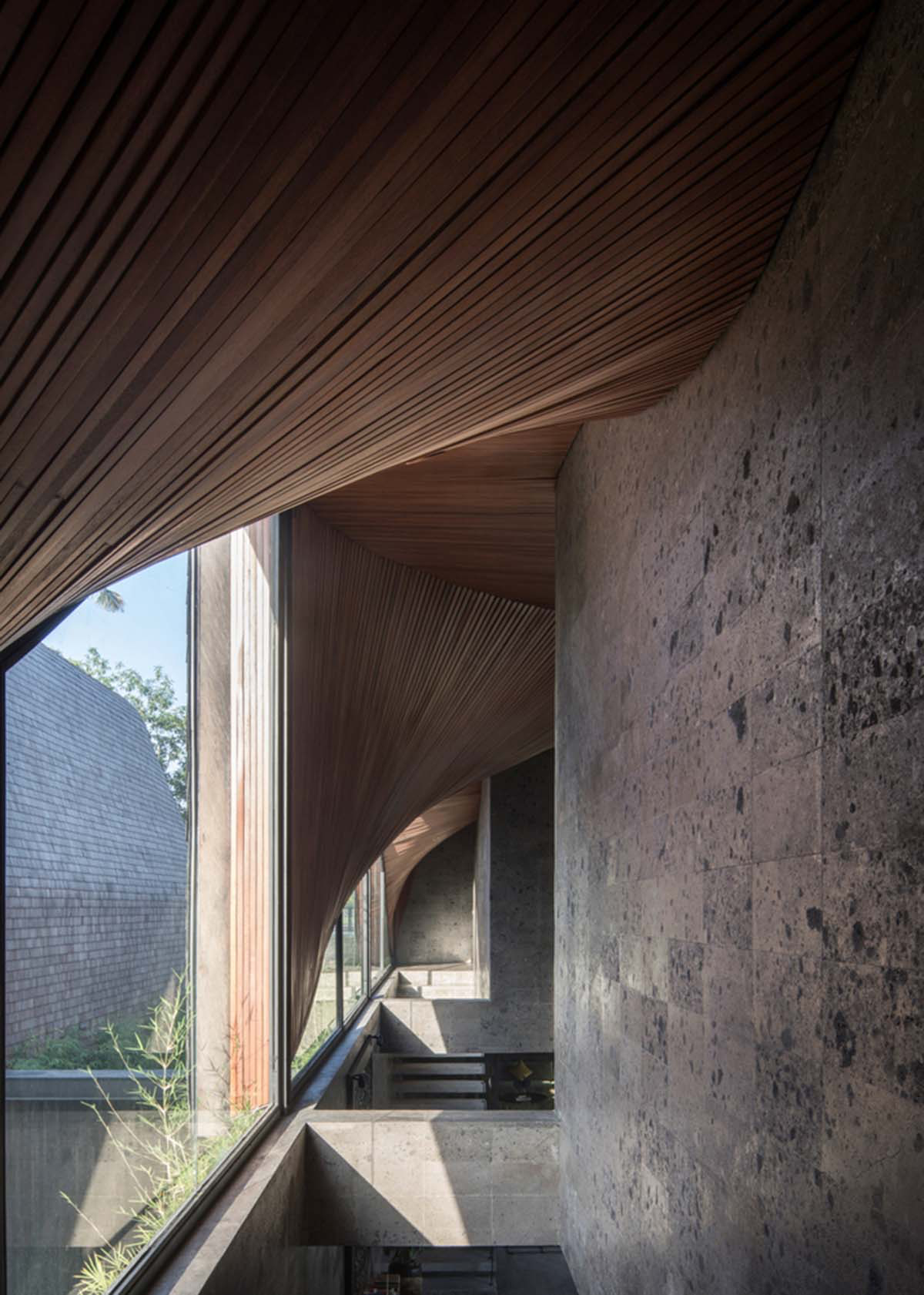 Twisted Roof Becomes Walls And Facade In Alpha House